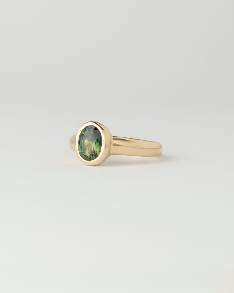Névé Solitaire - Oval Parti Sapphire - Yellow Gold