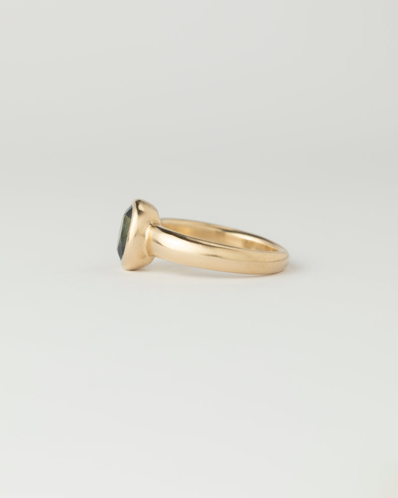 Névé Solitaire - Oval Parti Sapphire - Yellow Gold