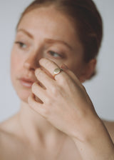 Mini round signet ring gold