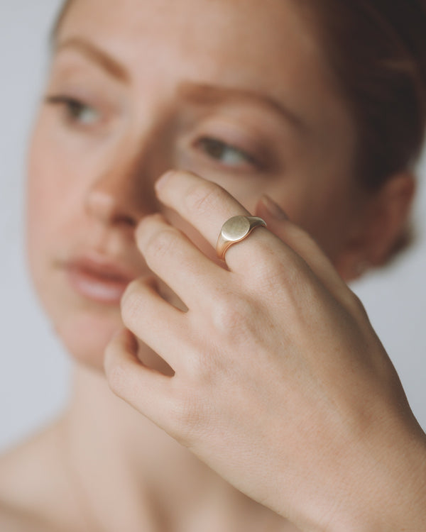 Mini round signet ring gold
