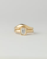 Aurora petite Solitaire - Emerald Cut Diamond - Yellow Gold