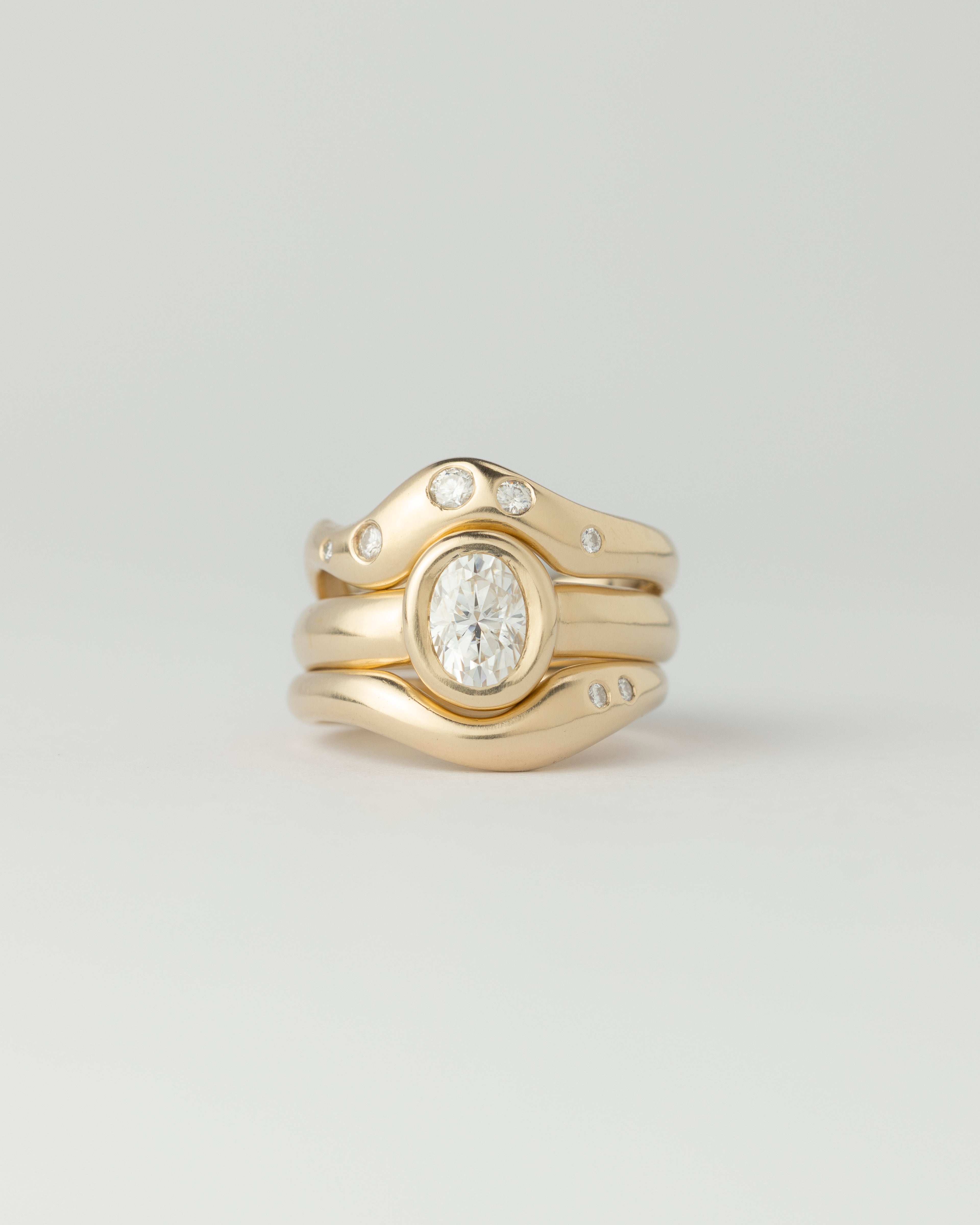 Névé Solitaire - Oval Diamond - Yellow Gold