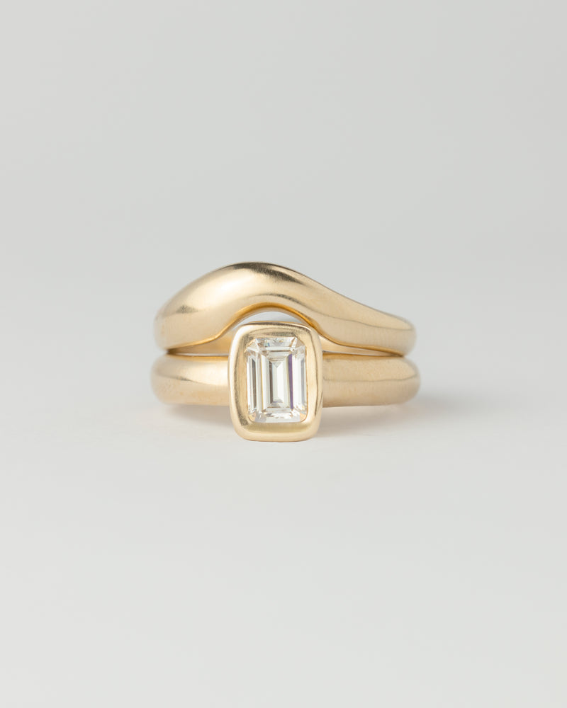 Aurora Solitaire - Emerald Cut Diamond - Yellow Gold