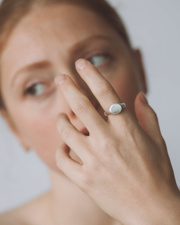 Mini round signet ring silver