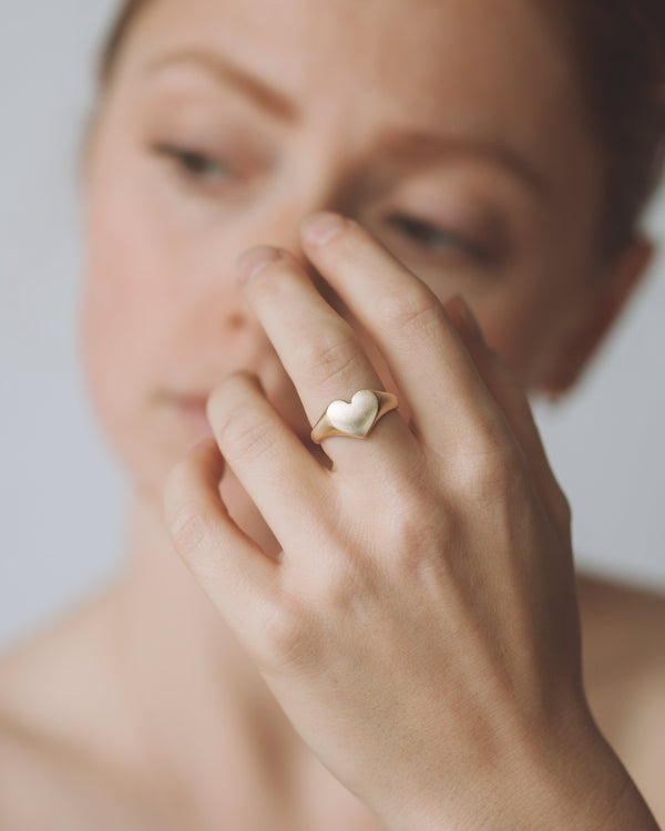 Mini love heart signet gold