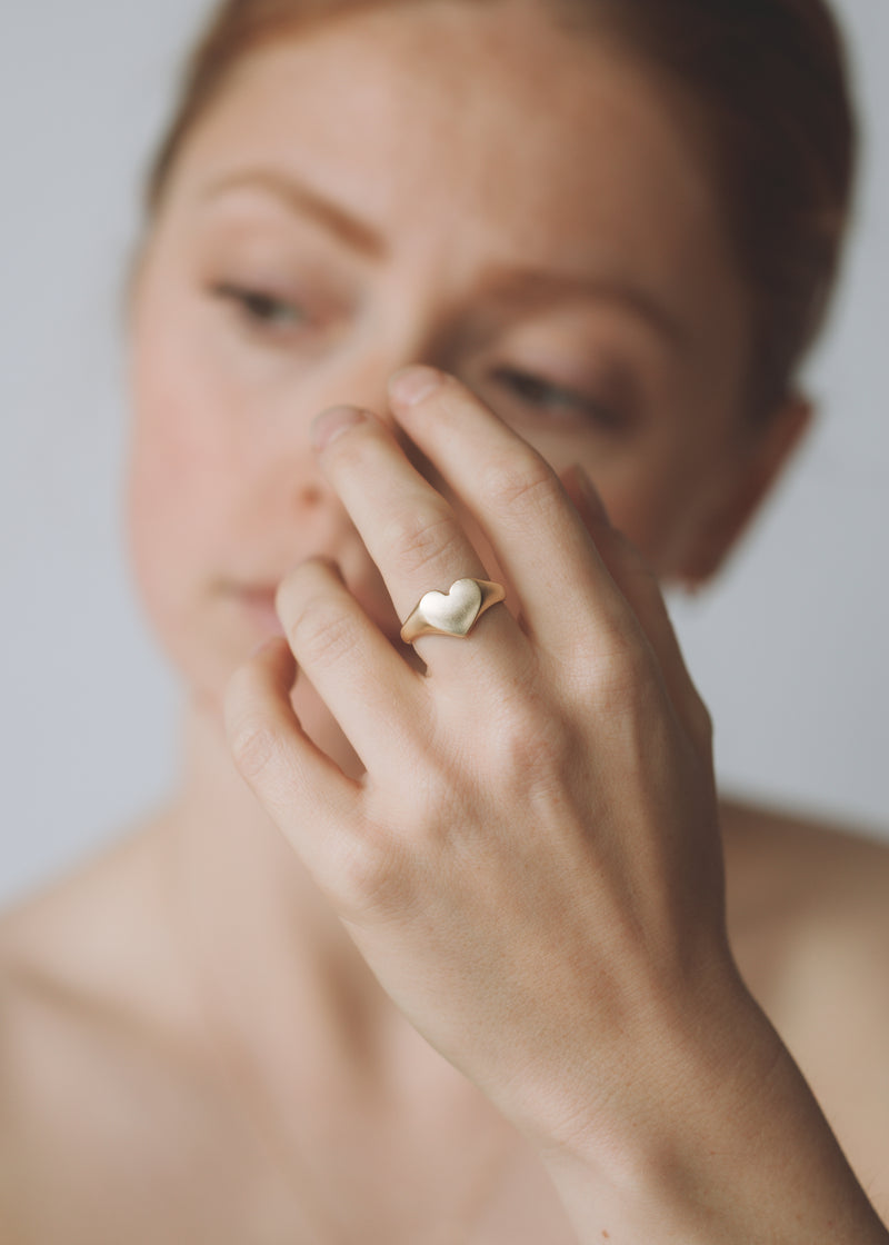 Mini love heart signet ring gold