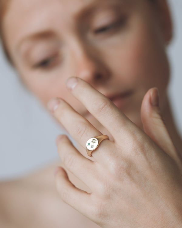 Mini round birthstone signet gold