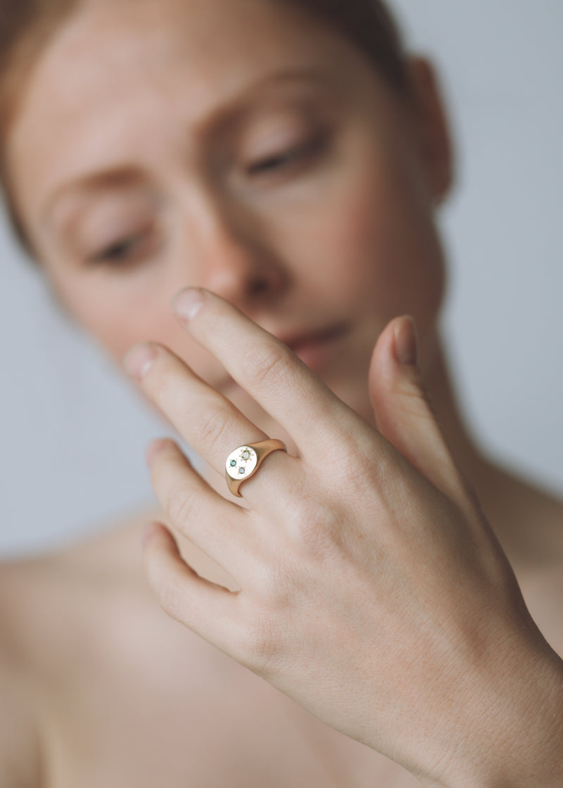Mini round birthstone signet gold