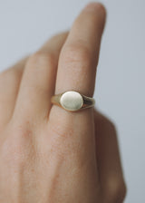 Mini round signet ring gold