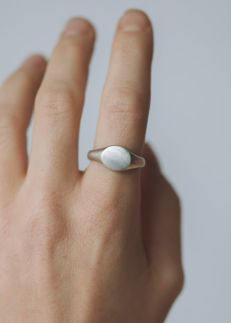 Mini round signet ring silver