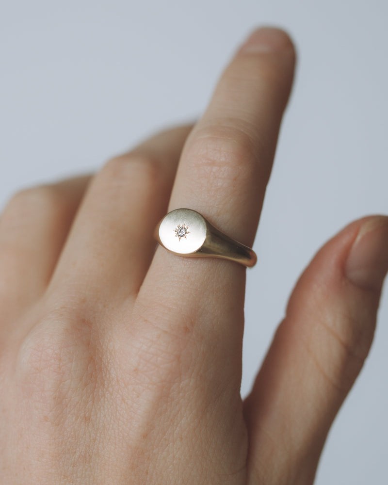 Mini round moissanite signet gold - ready to ship