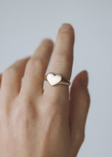 Mini love heart signet ring gold