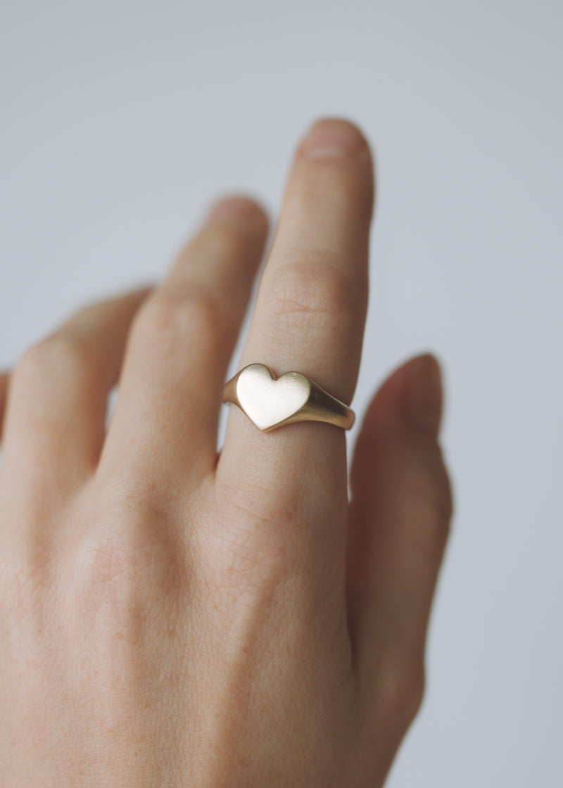 Mini love heart signet ring gold