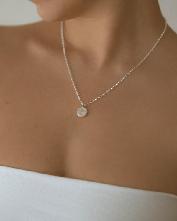 Mini puppy print necklace silver