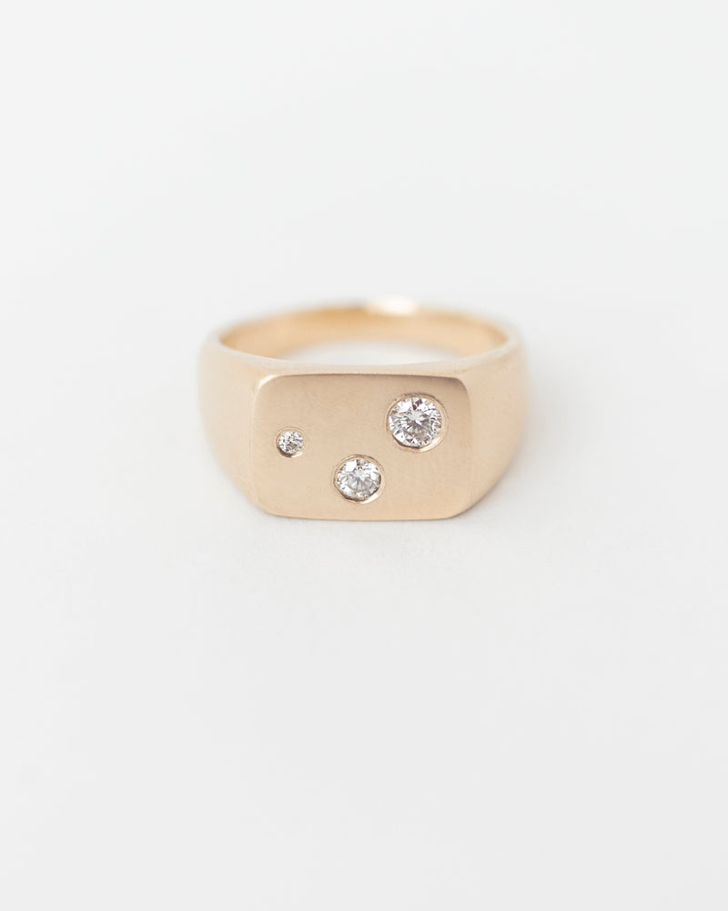 Ellipse Signet Trois Yellow Gold
