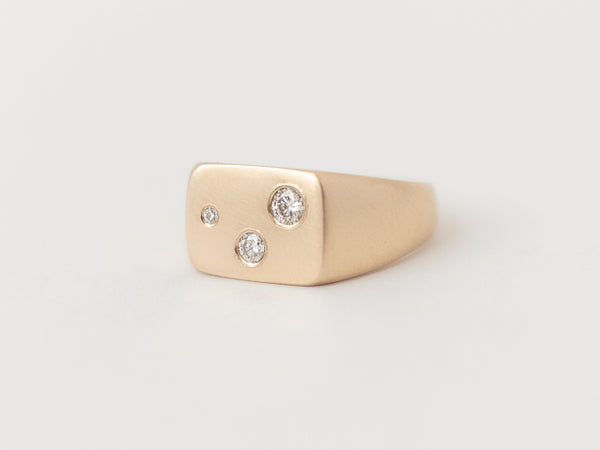 Ellipse Signet Trois Yellow Gold