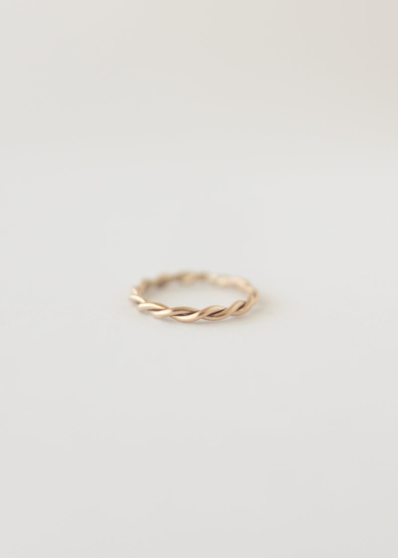 Twisted wire ring gold