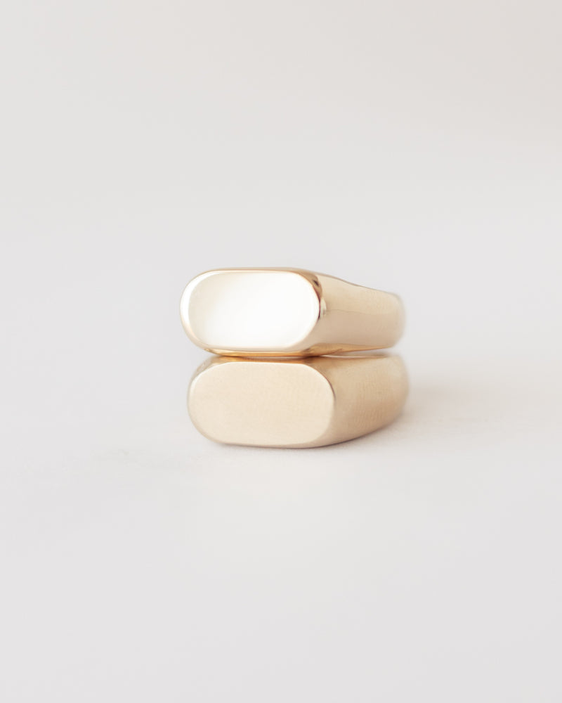 Oval signet ring gold