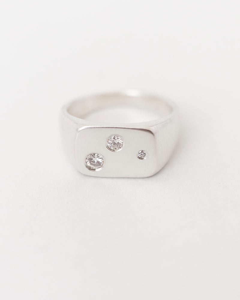 Ellipse Signet Trois White Gold