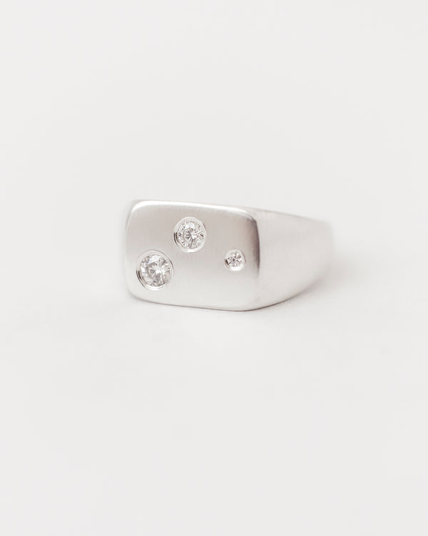 Ellipse Signet Trois White Gold