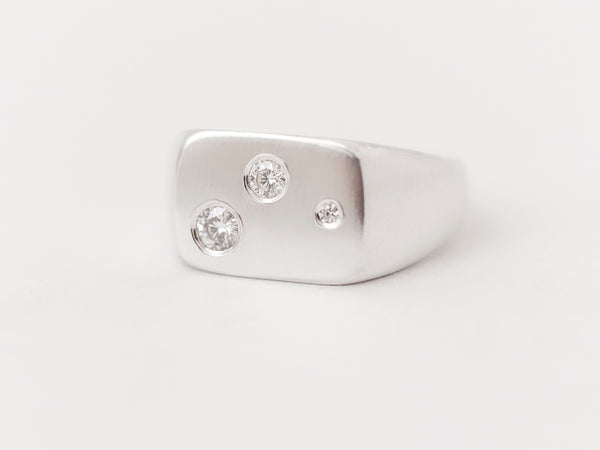Ellipse Signet Trois White Gold