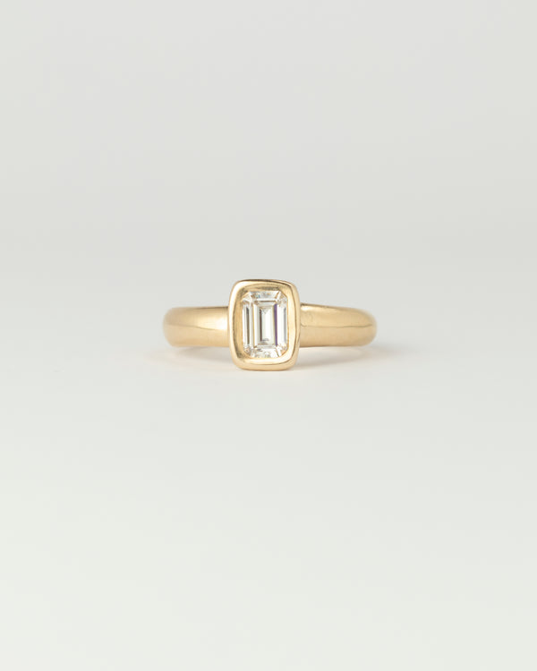 Aurora Solitaire - Emerald Cut Diamond - Yellow Gold