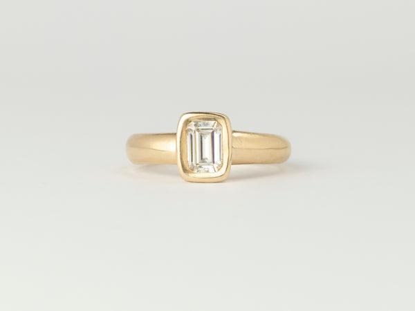 Aurora Solitaire - Emerald Cut Diamond - Yellow Gold