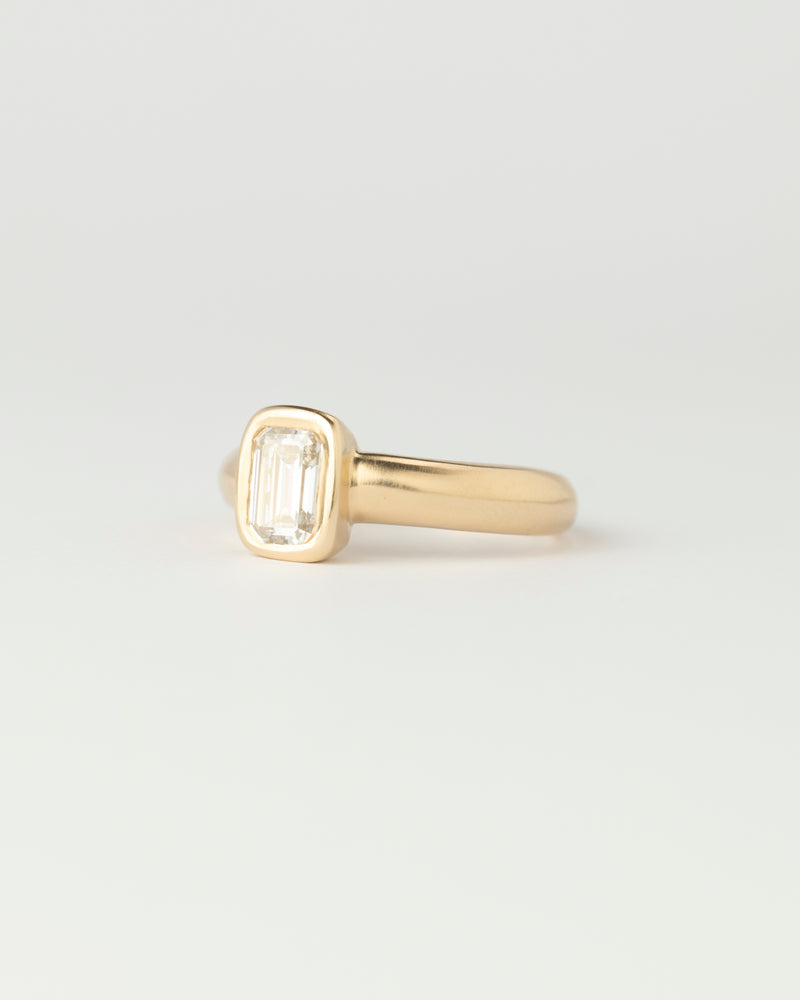 Aurora Solitaire - Emerald Cut Diamond - Yellow Gold