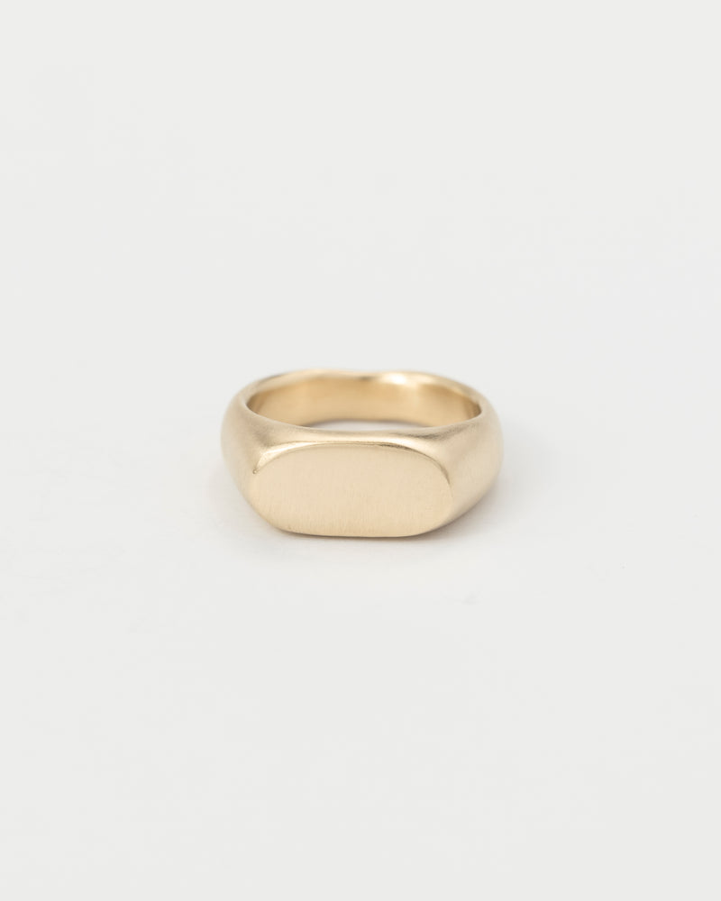 Oval signet ring gold