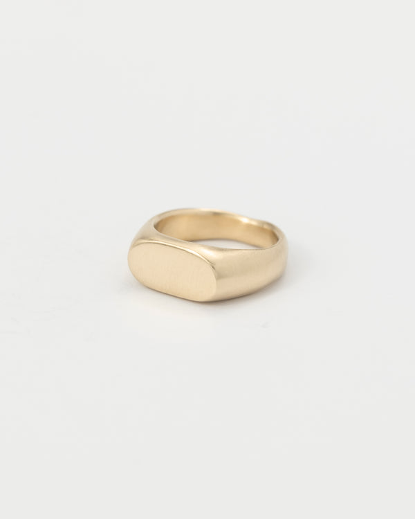 Oval signet ring gold