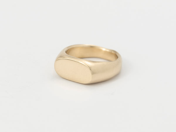 Oval signet ring gold