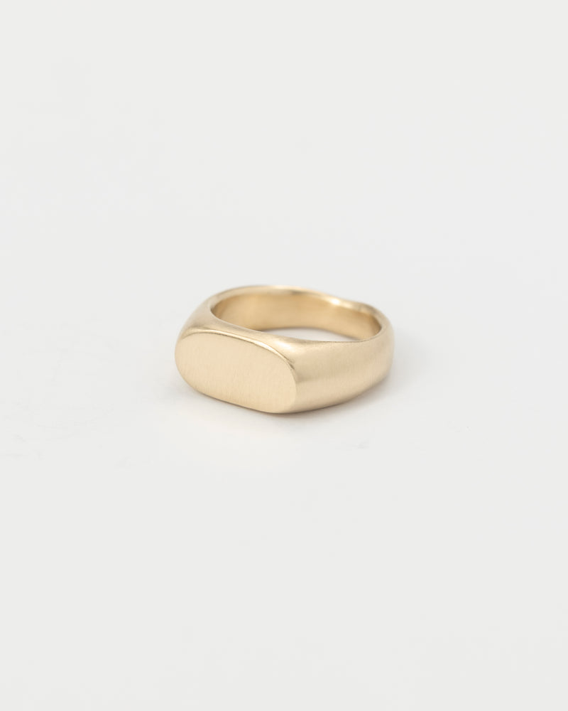 Oval signet ring gold