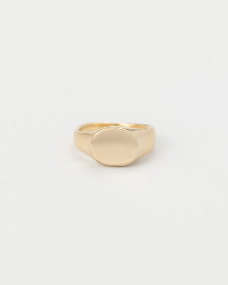 Round signet ring gold
