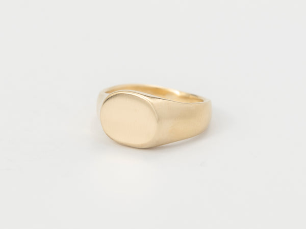 Round signet ring gold