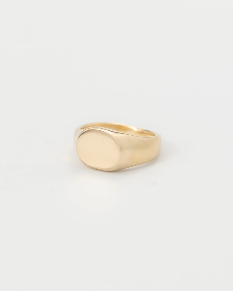 Round signet ring gold