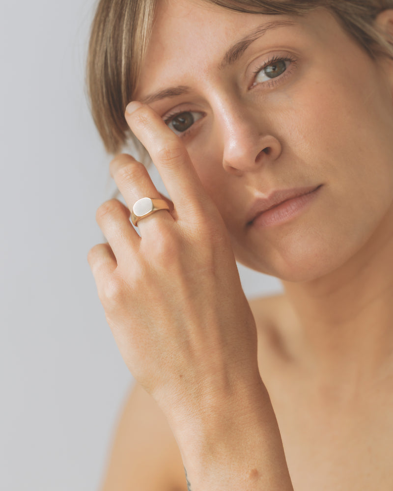 Round signet ring gold