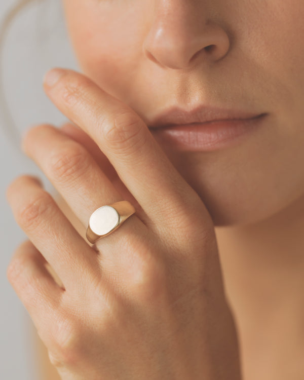 Round signet ring gold
