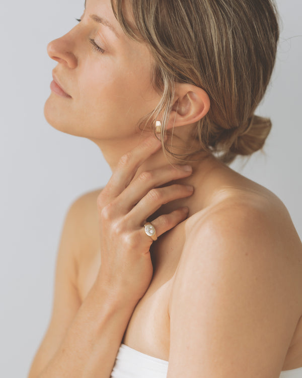 Round multi-gemstone signet gold