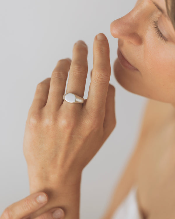 Round signet ring silver