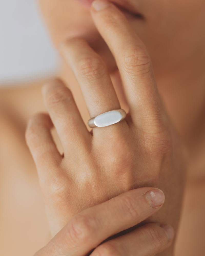 Oval signet ring silver