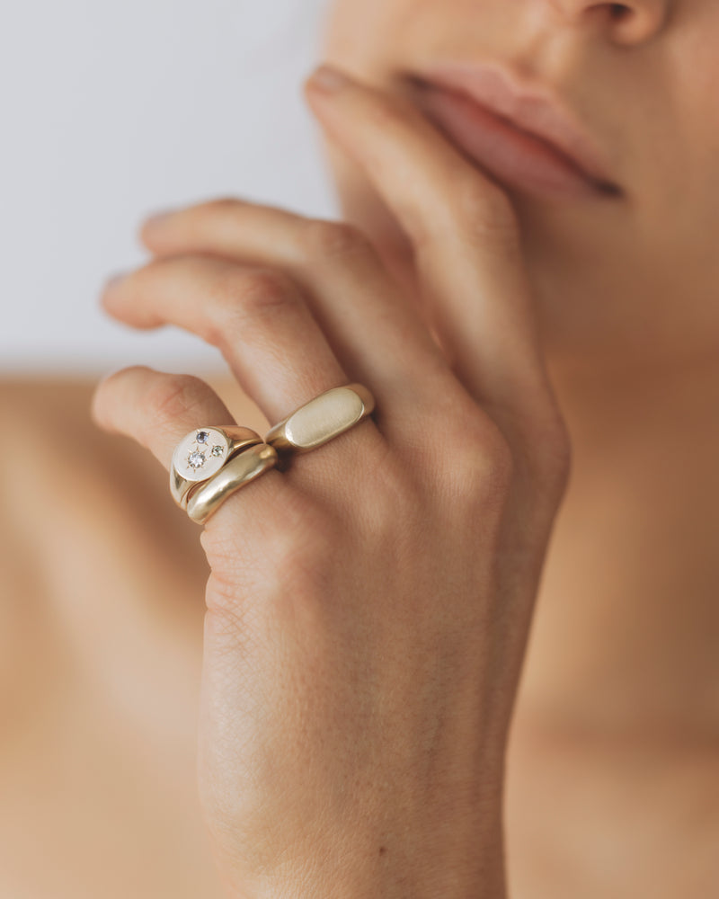 Oval signet ring gold