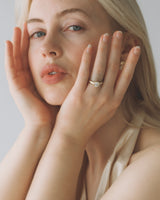 Névé Solitaire - Oval Diamond - Yellow Gold