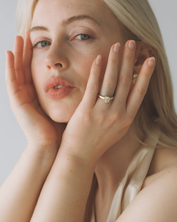 Névé Solitaire - Oval Diamond - White Gold