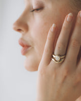 Névé Solitaire - Oval Diamond - Yellow Gold