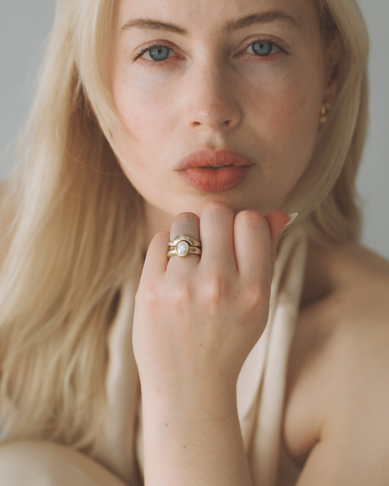 Névé Solitaire - Oval Diamond - White Gold
