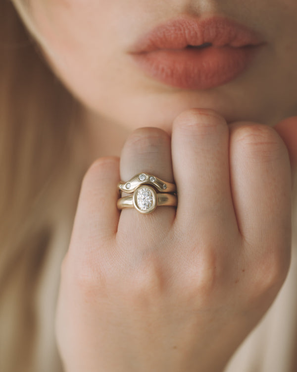Névé Solitaire - Oval Diamond - Yellow Gold