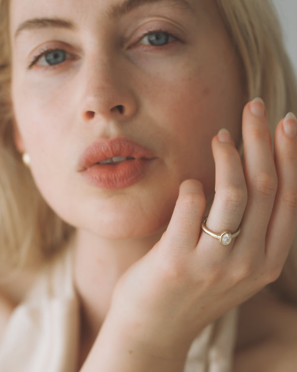Néve petite Solitaire - Oval Diamond - White Gold