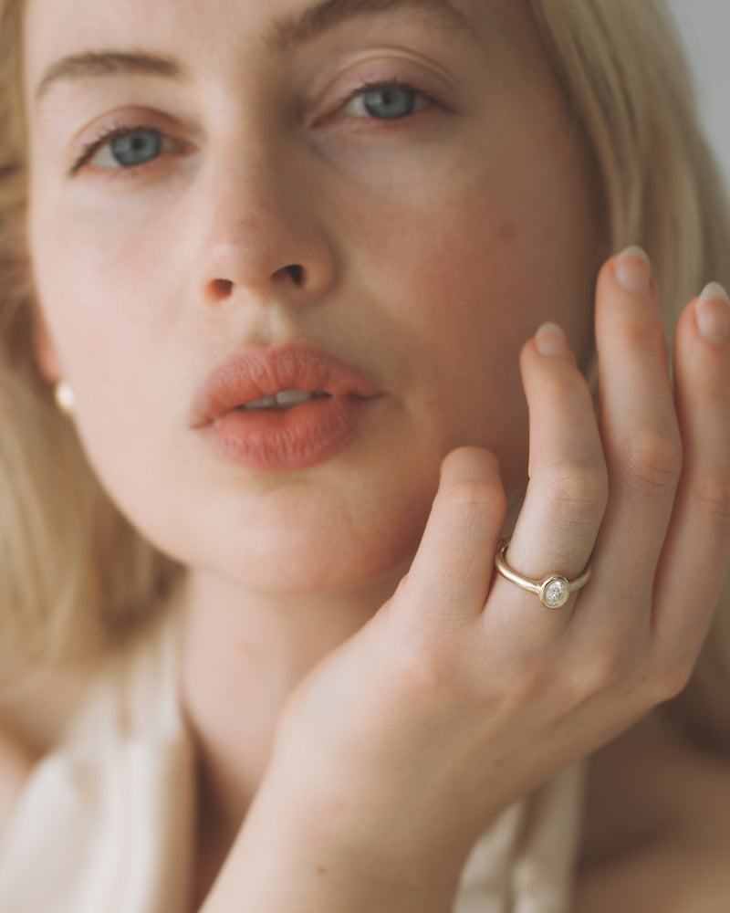 Néve petite Solitaire - Oval Diamond - Yellow Gold