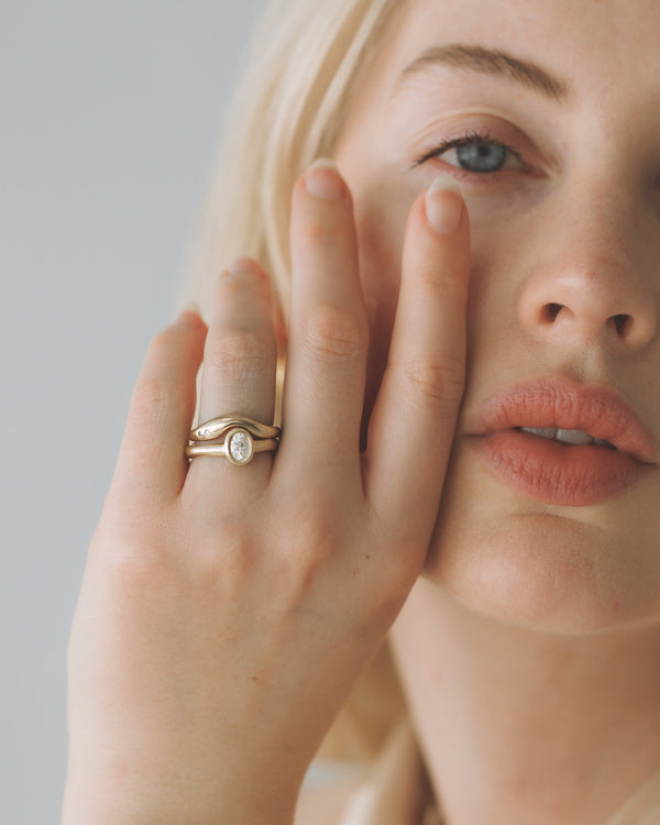 Néve petite Solitaire - Oval Diamond - Yellow Gold