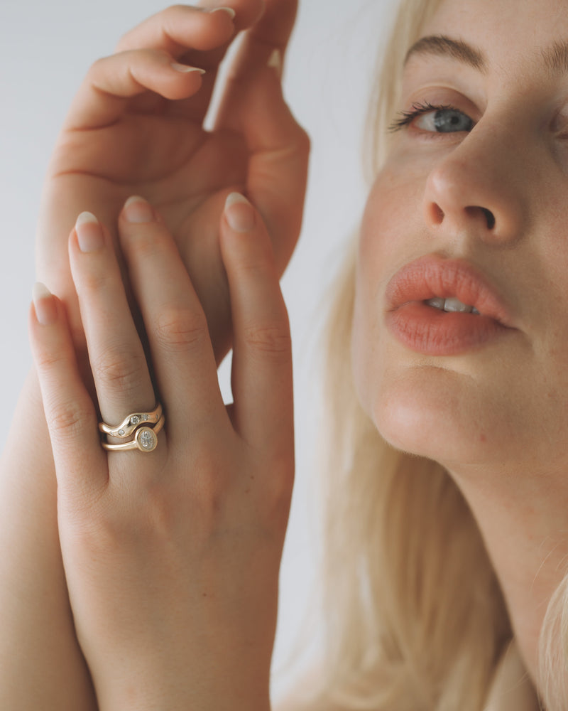 Néve petite Solitaire - Oval Diamond - Yellow Gold